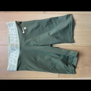 Exclusive Barry’s Nike collection - green sports shorts